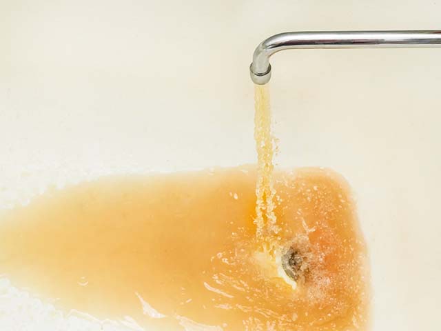 Braunes Wasser aus einer korrodierten Wasserleitung