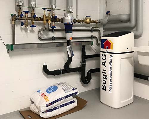 TecnoSoft ECO Premium Wasserenthärtungsanlage installiert von Bögli AG Haustechnik im Technikraum eines Einfamilienhauses